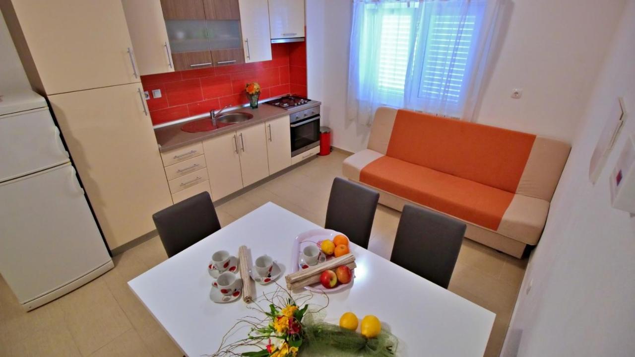 Apartments Iko Омиш Экстерьер фото