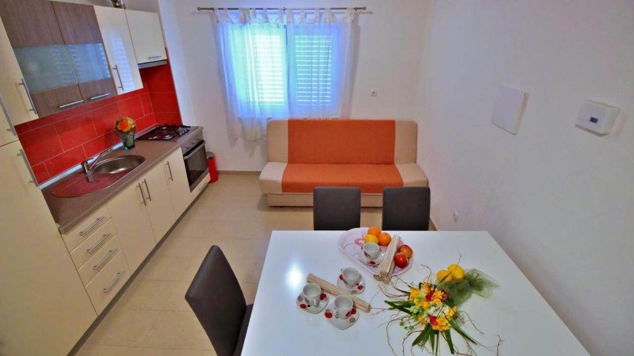 Apartments Iko Омиш Экстерьер фото