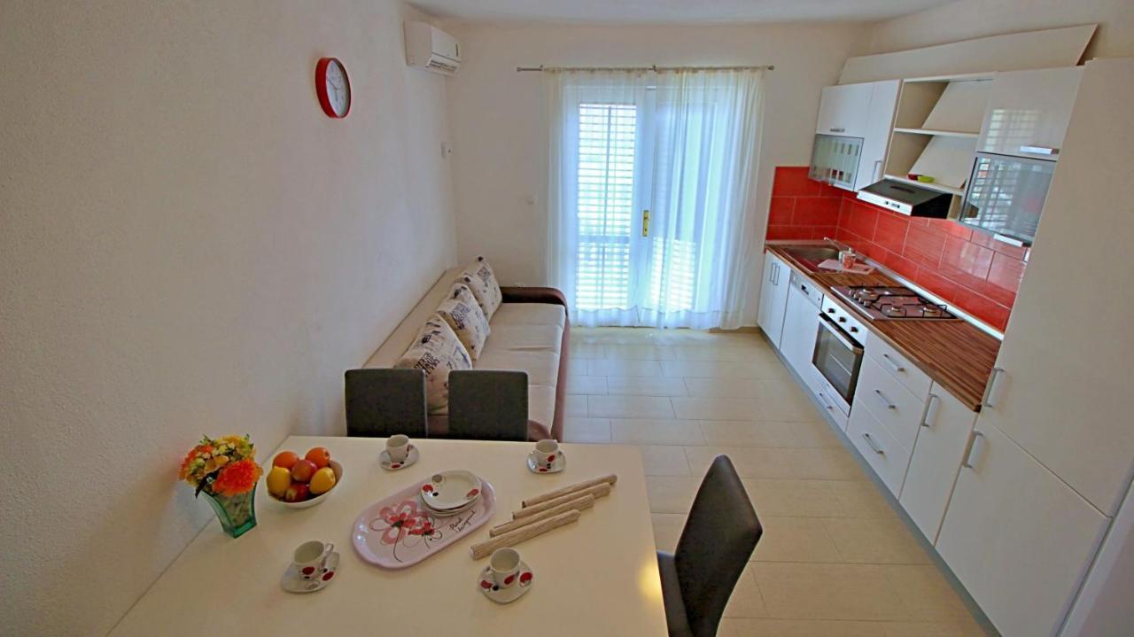 Apartments Iko Омиш Экстерьер фото