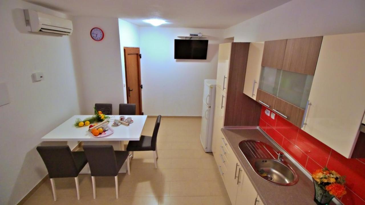 Apartments Iko Омиш Экстерьер фото