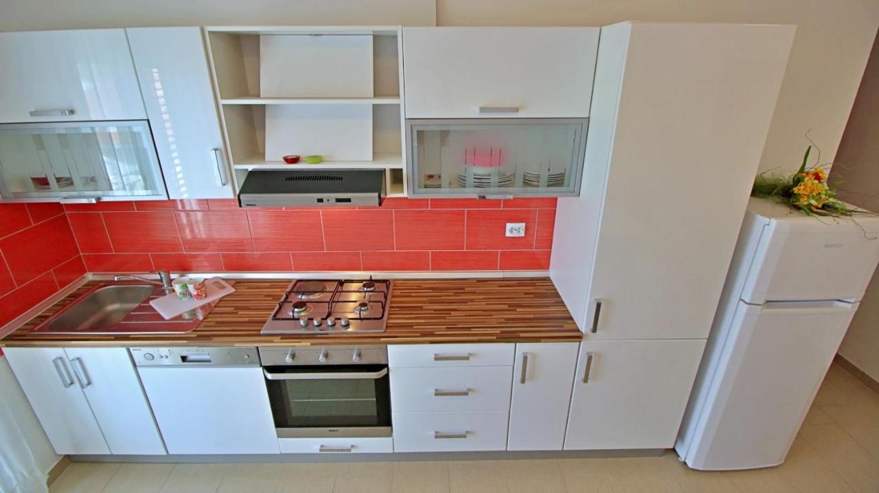 Apartments Iko Омиш Экстерьер фото