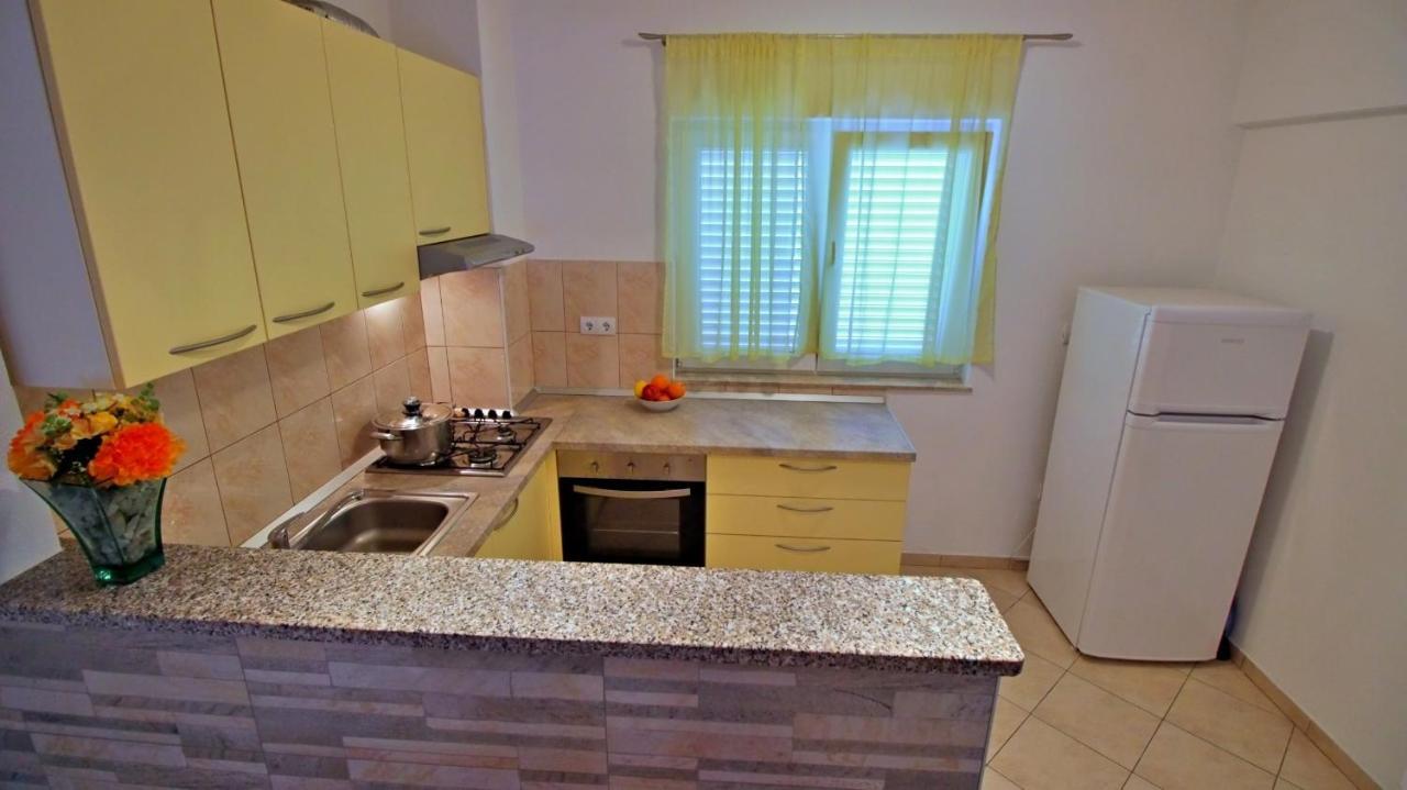 Apartments Iko Омиш Экстерьер фото
