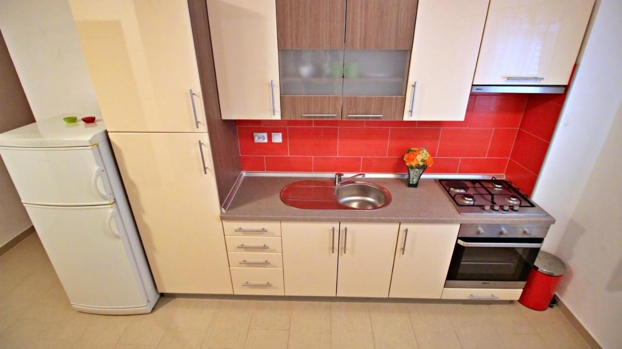 Apartments Iko Омиш Экстерьер фото