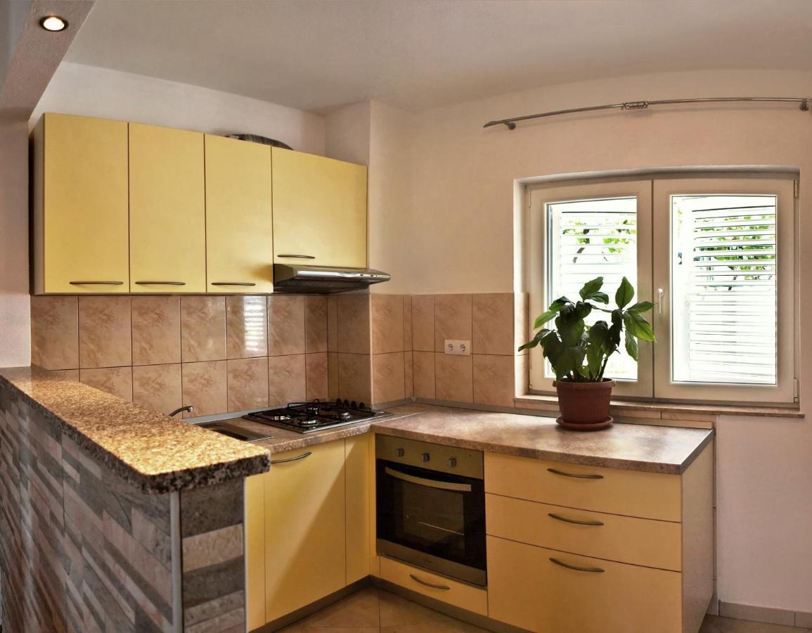 Apartments Iko Омиш Экстерьер фото